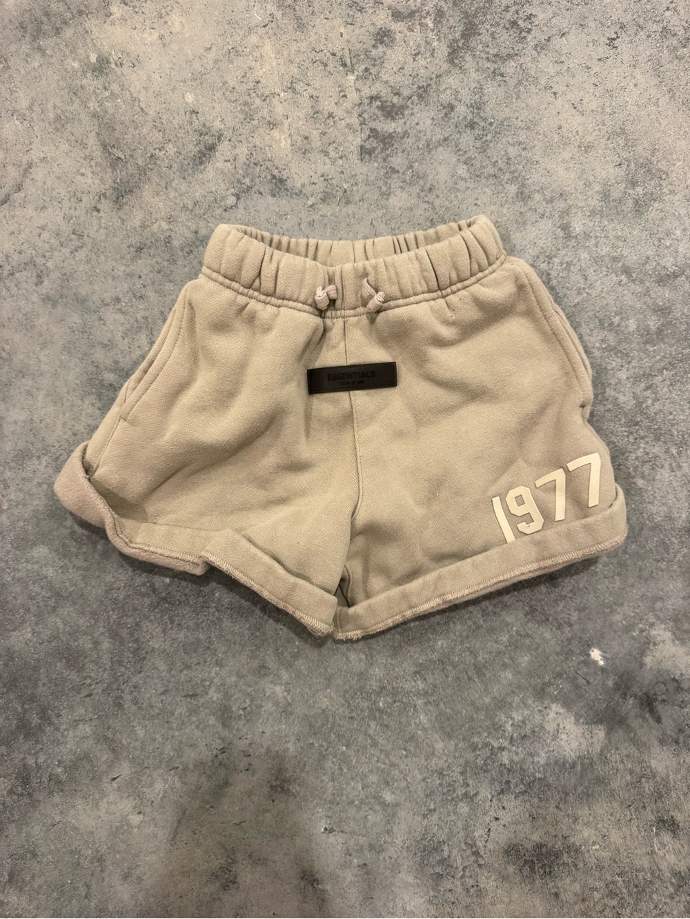 Essentials Kids Fleece Shorts in Beige with 1977 Detail